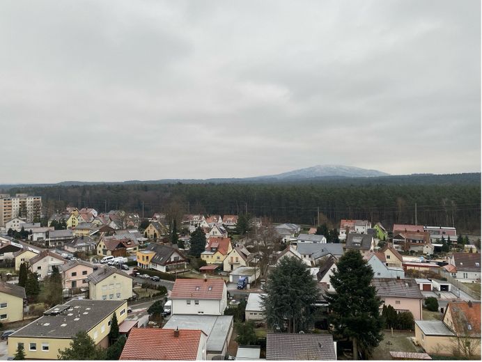 Helle 2-Zimmer-Wohnung mit großer Loggia, Einbauküche und Weitblick – Aussicht