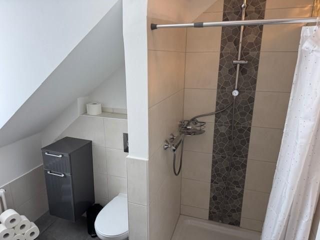 Frisch sanierte 1-ZKB Dachgeschosswohnung Frankfurt-Höchst | Stellplatz | privat – Bad Teil 3