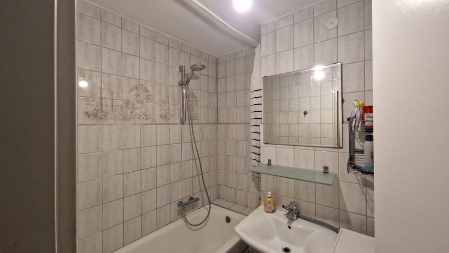 Preis verhandelbar: Helle, kurzfristig bezugsfreie 4,5-Zi.-Wohnung in Top-Lage von Laupheim-Süd – Bad aktuell
