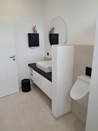 Verwaltungsgebäude, bei Bedarf mit kleiner Halle, Ortsteil 53577 Neustadt/Wied, zu vermieten – WC Herren OG