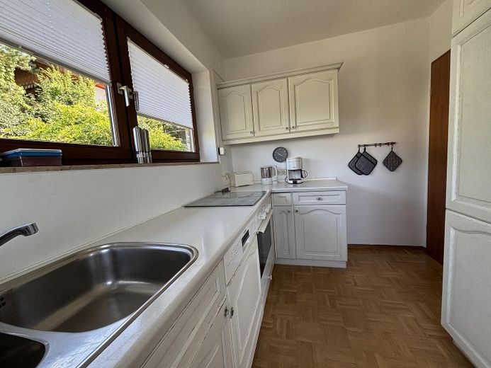 Großzügige, stilvoll möblierte 4-Zimmer Wohnung in Südlage zu vermieten – Kochen mit Blick ins Grüne