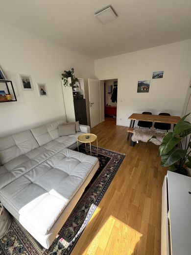 Bezugsfreie 2-Zimmer-Wohnung in Prenzlauer Berg mit EBK & Balkon – Wohnzimmer