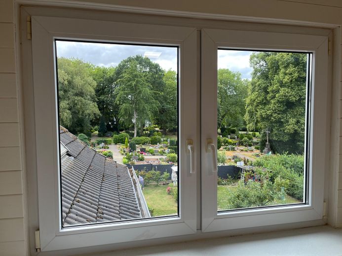 Charmante Dachgeschosswohnung mit neuer Einbauküche – ruhige Lage in Heiligenhaus – Blick in den Garten