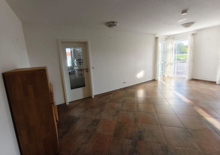 Zentral gelegene 80qm-Wohnung mit großem Sonnenbalkon – Wohn- und Essraum