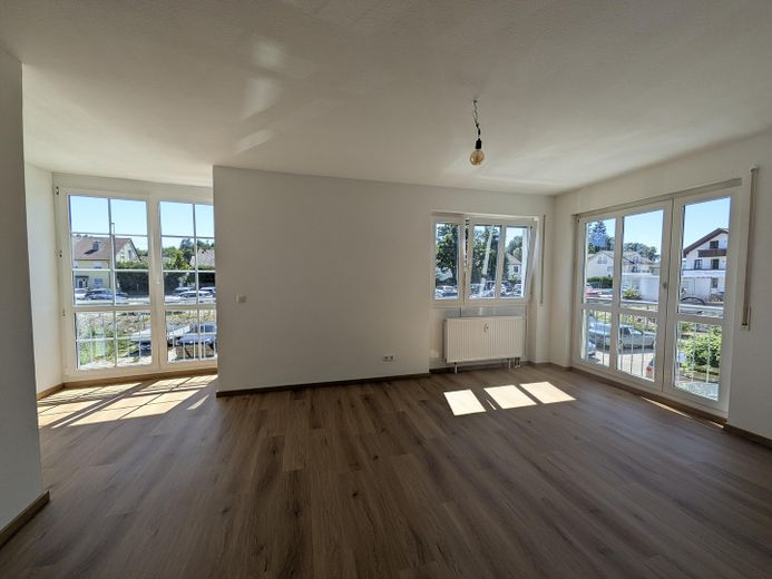 Lichtdurchflutete 3-Zimmer-Wohnung mit Süd-Wintergarten und Waldblick am Ebersberger Forst. – Wohnzimmer mit Wintergarten.