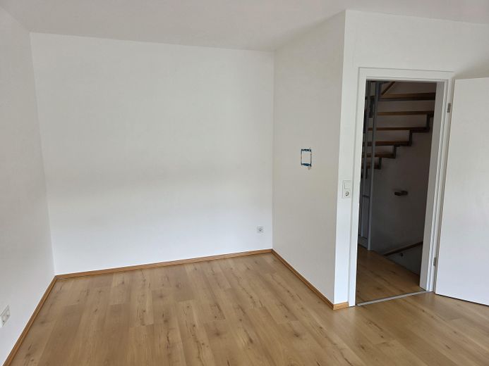 Gepflegtes Reihenendhaus mit schönem Garten, überdachter Terrasse, Kamin und Carport – Zimmer im 1. OG ("Schlafen")