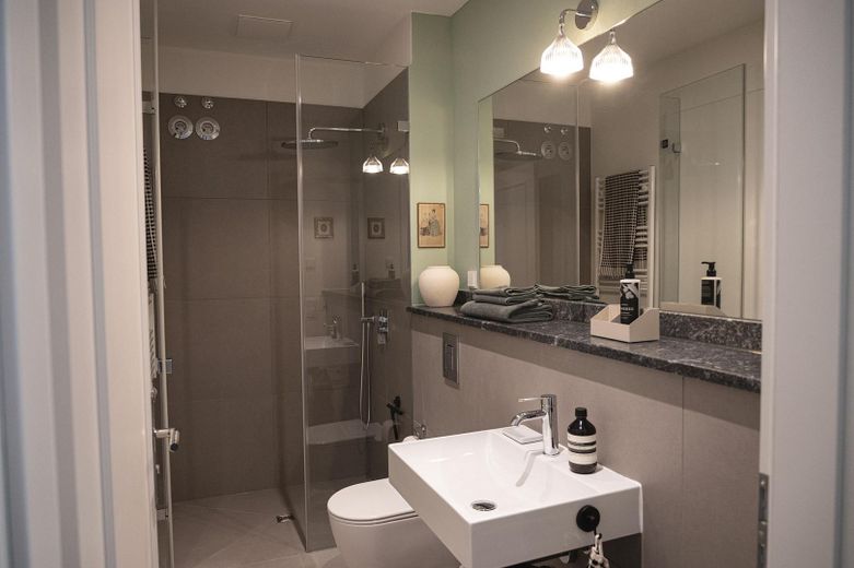 Designer Apartment zentral in Schöneberg Erstbezug – Rainshower and Bathrobe