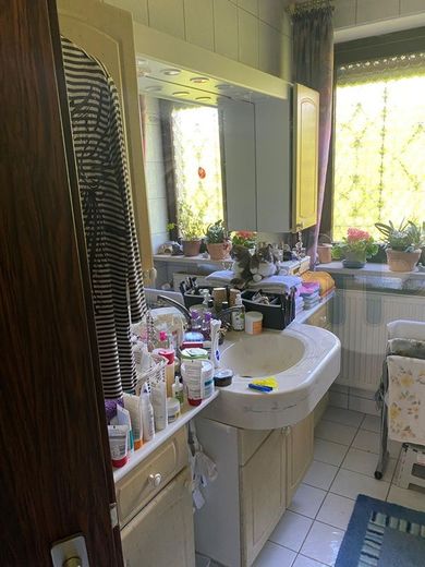 NEUER PREIS! SONNIGER BUNGALOW 
MIT POTENZIAL – Bad 1
