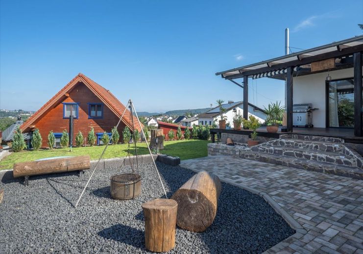 Exklusiver freistehender Bungalow mit Einliegerwohnung, Fernblick, Doppelgarage & großem Garten – Foto 16