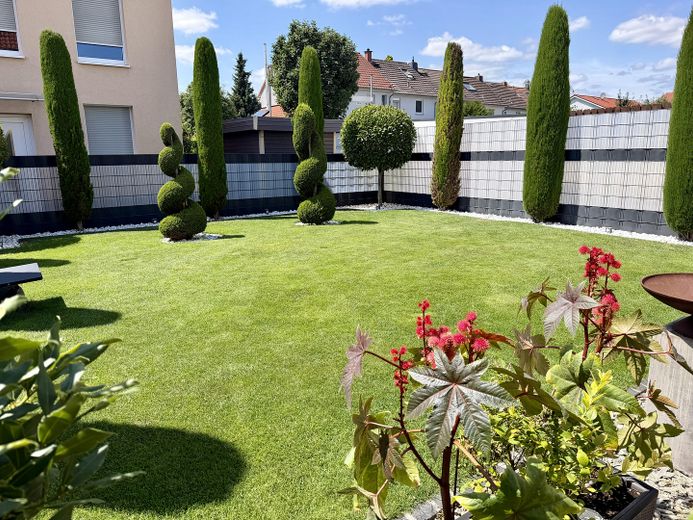 Trasferirsi e sentirsi a casa: casa a schiera di testa KfW-55 con giardino e ampia terrazza sul tetto – Garten