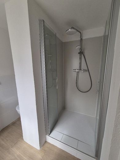 Zweifamilienhaus zur Miete in Pflugfelden – frisch saniert, ab sofort – EG Regendusche