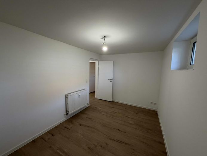 Multi-family house with large lot (3 units), ideal as a multi-generational home, for owner-occupiers or as an investment property – Schlafzimmer UG