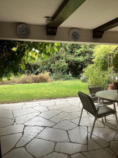 Überdachte Terrasse und Garten