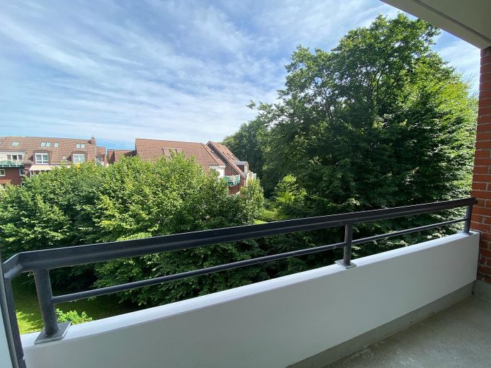 FRISCH SANIERTE UND RUHIG GELEGENE WOHNUNG IN S- BAHN- NÄHE – Balkon
