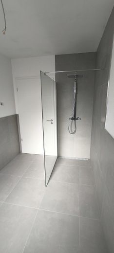 Neubau/Erstbezug, 3Zi, riesige Terrasse, 0,76%KfW Darlehen inkl! Provisionsfrei! – Begehbare Dusche