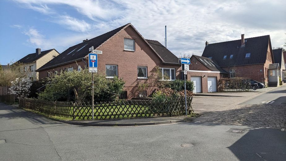 Freistehendes EFH mit Einliegerwohnung, Doppelgarage & großem Grundstück – Nord-West-Ansicht