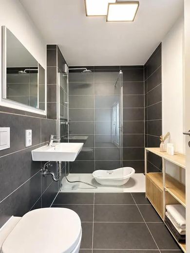 Neuwertige 3-Zimmer-Wohnung mit Balkon, zwei Bädern & TG-Stellplatz – Bad 2 (en Suite)