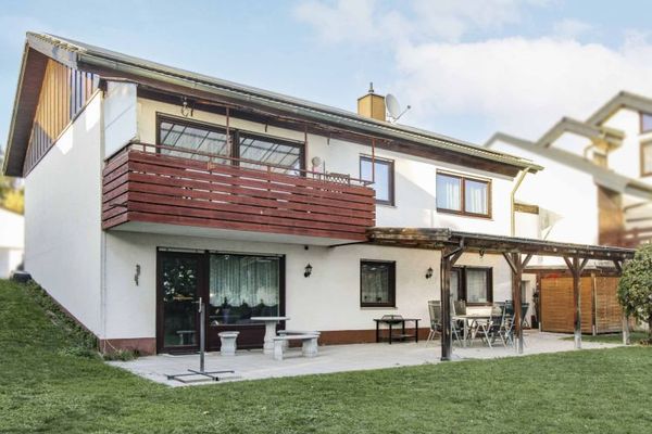Casa familiare modernizzata con appartamento indipendente, giardino esposto a sud e impianto fotovoltaico