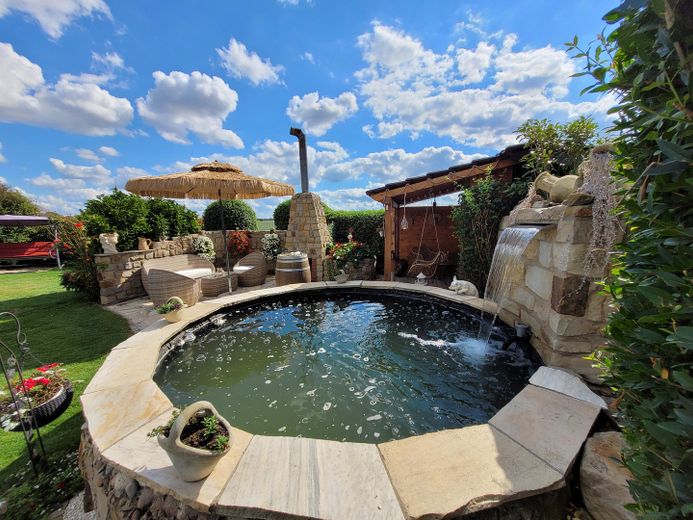 Wasserbecken mit Wasserfall