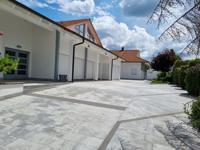 Representative office & practice building in Altdorf – perfect connections & accessible ground floor – Seitenansicht Gebäude