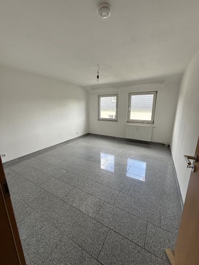 City Dachgeschosswohnung 2-Zimmer,schön hell,frisch renoviert,Garage,ab sofort – Wohnzimmer 