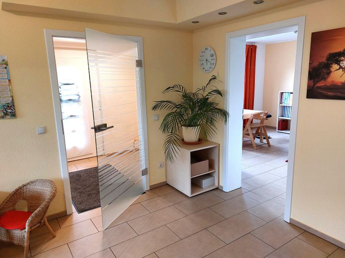 EG Blick auf Eingang u.Raum  2