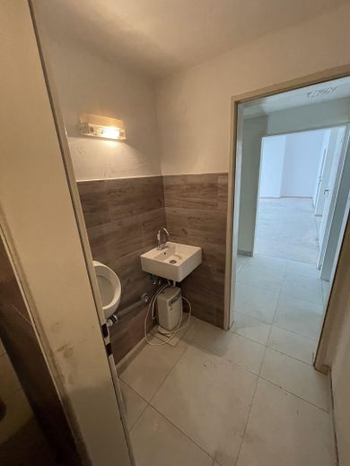 Vorraum des WCs mit Pissoir