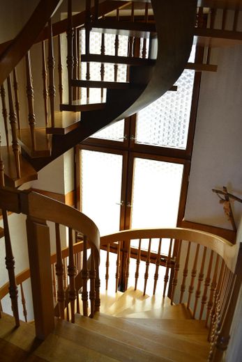 Molto spazio da privato - grande casa unifamiliare con 8 stanze – schöne Wendeltreppe 