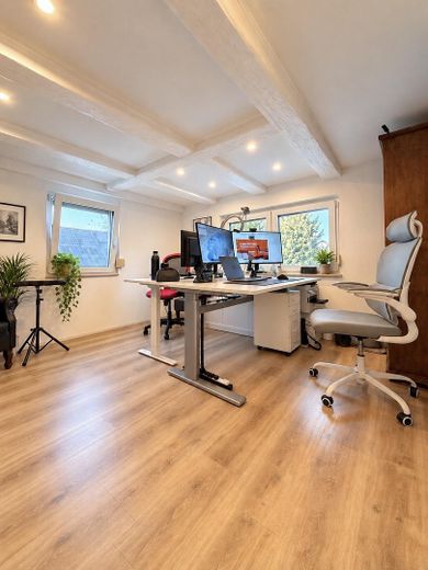 Fully renovated family home with a stunning conservatory, photovoltaic system, heat pump & large outbuilding – Büro 1E
