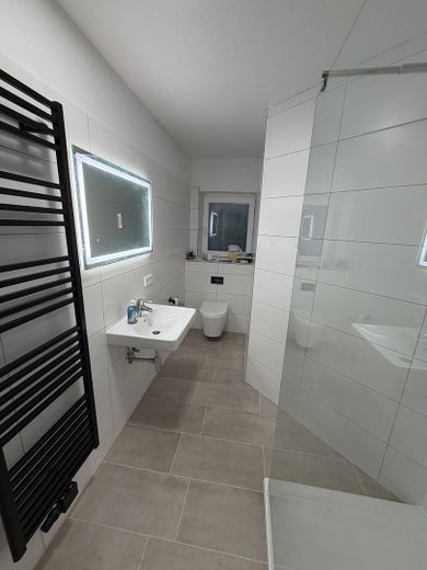 Kernsanierte 4–5-Zimmer-Wohnung | Einbauküche | Kamin | Garage | Terrasse – Badezimmer oben