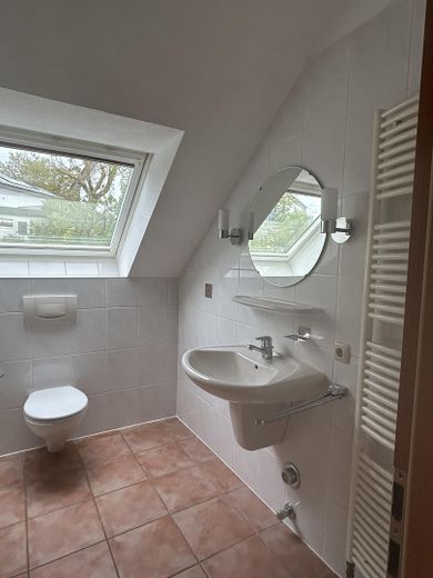 Schöne 2-Zi-Wohnung m.Balkon,Grün-& Blicklage,Kfz-Stellplatz,Keller.Am Schäfersberg-Niedernhausen – Badezimmer von Badtür aus