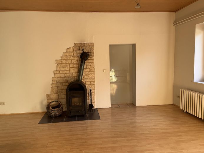 Top Sichtbarkeit: Gewerbe (2.021 m²) mit Wohnpotenzial für Handel, Büro, Praxis & Werkstatt – Wohnzimmer / Büro 1 mit Kamin