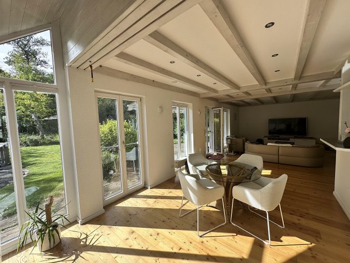 RESERVIERT  A+ Familienhaus mit Wärmepumpe, PV-Anlage & 1.355 m² Grundstück im Landkreis Dachau – Wohnraum mit Essbereich