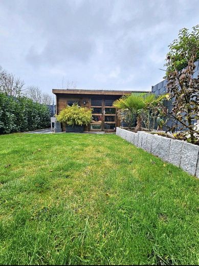 Garten mit modernem Gartenhaus