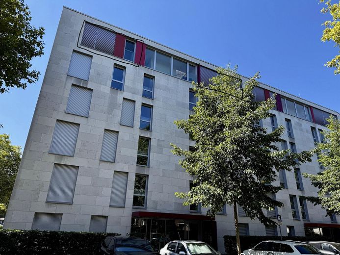 Penthouse met sauna, open haard, SmartHome, 2 TG-plaatsen direct bij het St. Franziskus-hospital – Gebäude