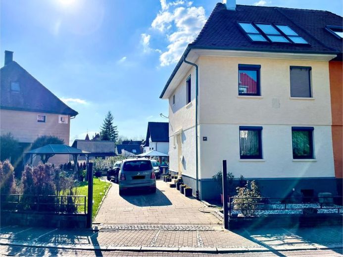 BÜHL'DE ÇEKİCİ YARI MÜSTAKİL EV: Konforlu plan, bahçe ve şof, tercih edilen konumda – Fotoğraf 1
