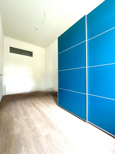 smart single apartment with modern fitted kitchen, ready to move in, right by the Landeskrone, separate parking space available – Schlafraum incl. Kleiderschran