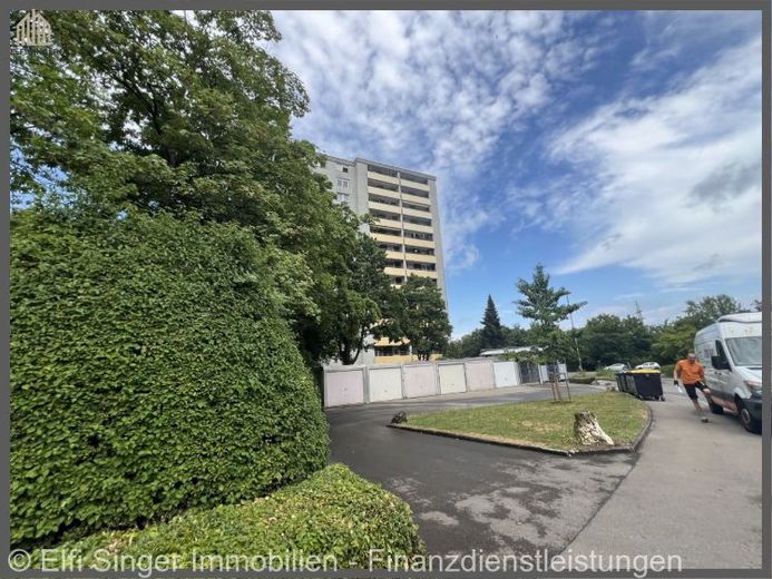 Au-dessus des toits de Reutlingen : 112 m², deux balcons et garage souterrain – Photo 1