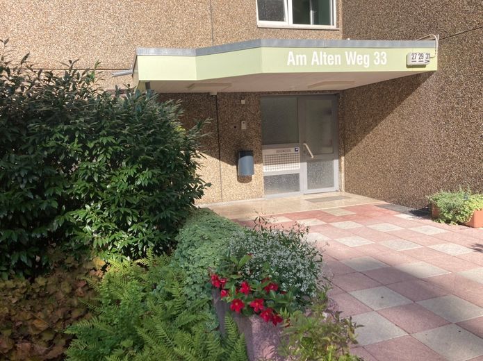 Saubere Wohnung an Student/in sofort längerfristig zu vermieten! – Hauseingang