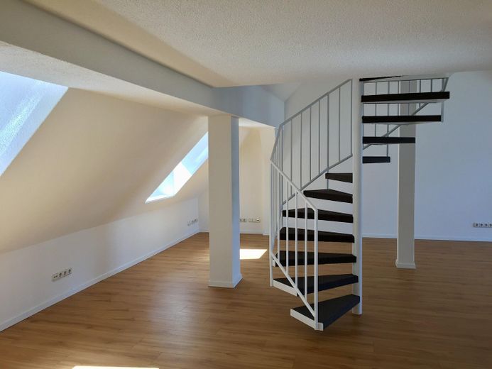 Altstadt-Stadthaus mit Mainblick, Dachterrasse, Mieteinnahmen & Ausbaupotenzial – provisionsfrei – Wohnzimmer - Wohnung 2.OG
