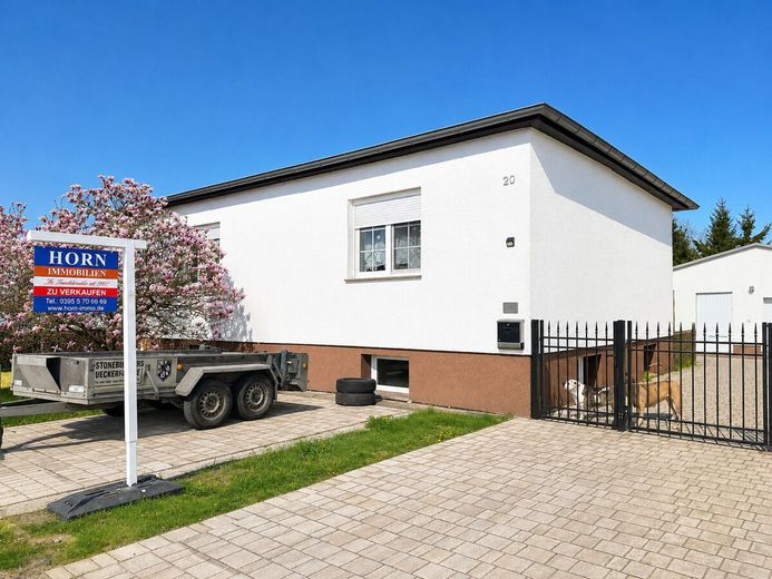 HORN IMMOBILIEN ++ Einfamilienhaus mit Nebengebäude und schönem Grundstück, ruhige Lage – Nutzen Sie Ihre Chance!