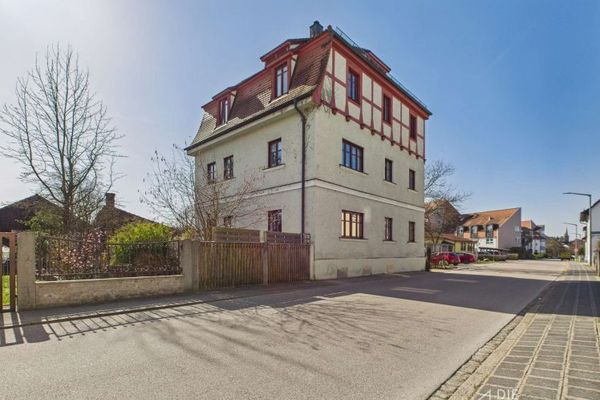 Attraktives Zweifamilienhaus mit großem Grundstück in begehrter Wohnlage von Roth