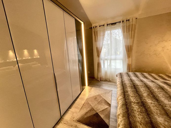 Modernes & Energieeffizientes Reihenendhaus mit großem Garten – Schlafzimmer mit Schrank