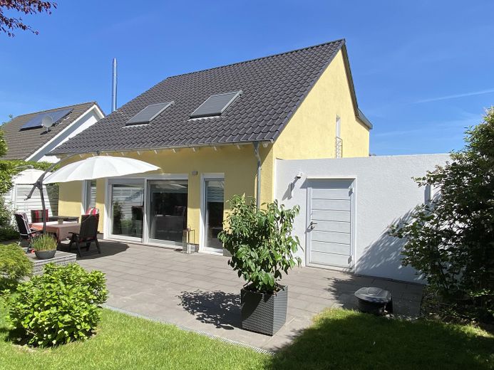 Maison individuelle économe en énergie avec jardin orienté au sud, cheminée, cuisine haut de gamme et garage double – Südansicht
