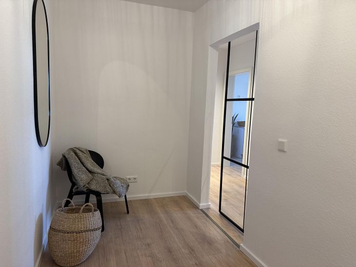Einziehen statt renovieren: Frisch modernisierte 2-Zimmer-Wohnung mit Panoramablick – Homeoffice/Ankleide