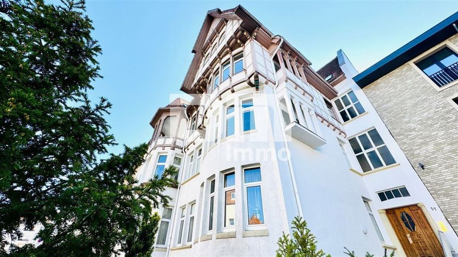 Hochwertige 5-Zi Wohnung in Traumlage mit Balkon in gepflegter Jugendstil-Villa + Panoramablick – Frontansicht Titel