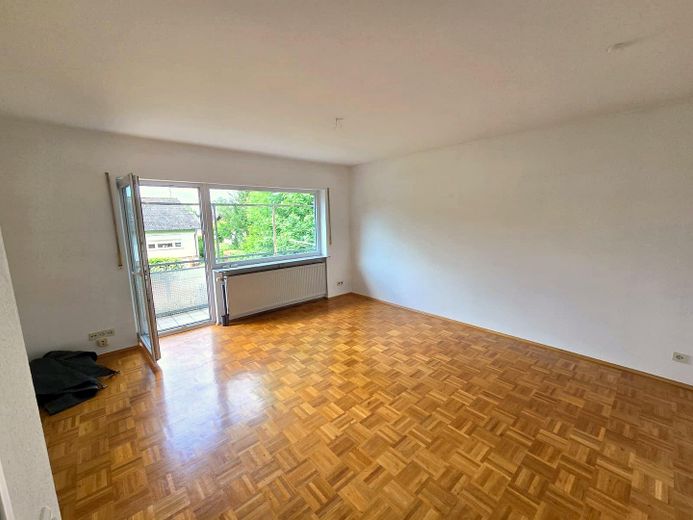 helle & ruhige 3-Zi Whg mit Blick ins Grüne – Wohnzimmer