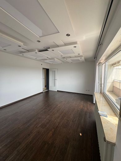 Helle 2-Zimmer-Wohnung mit großer Loggia, Einbauküche und Weitblick – Wohnzimmer
