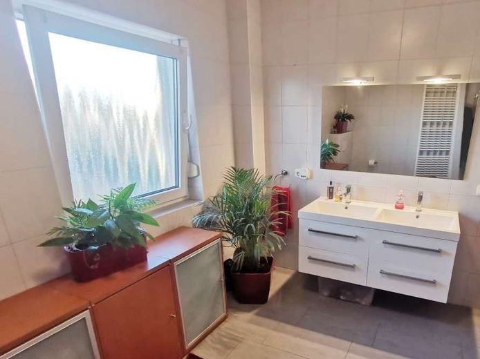 Przyszłość spotyka komfort - geotermia, fotowoltaika i luksusowe wyposażenie w spokojnej lokalizacji – elegantes Badezimmer mit Doppel-Waschtisch OG
