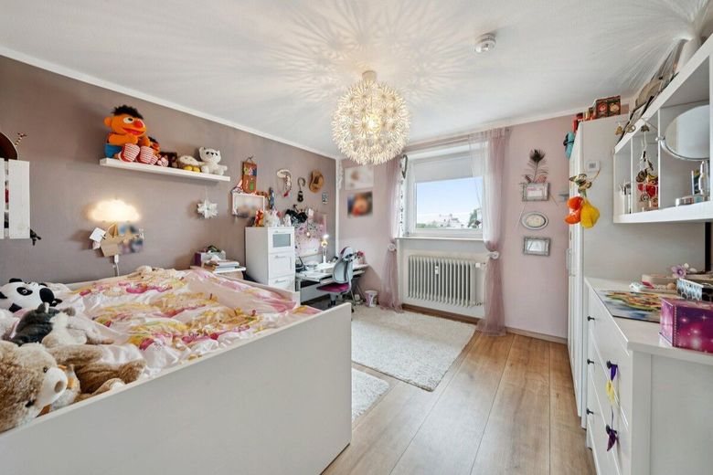 Großzügige 3-Zimmer-Maisonette in Landshut mit Loggia, Aufzug und Tiefgaragenstellplatz inklusive – Kinderzimmer